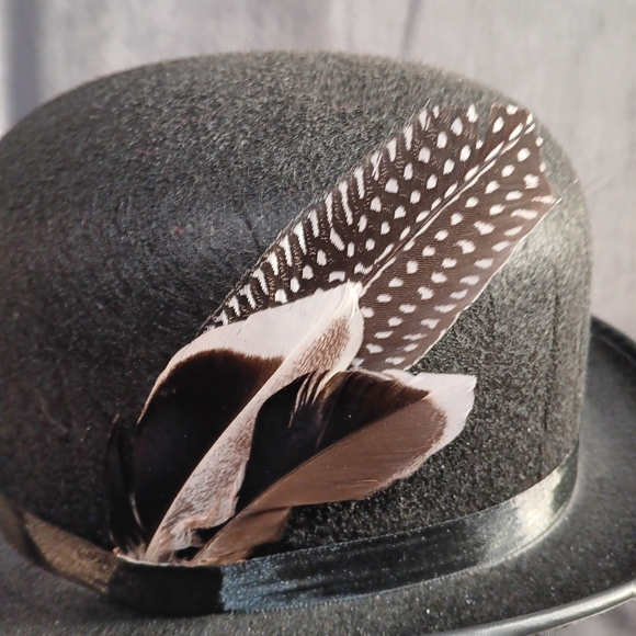 Elegant Black Bowler Hat with Removable Feather Accent - Picture 8 of 8